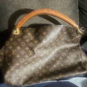 Authentic Louis Vuitton hobos can be worn on the arm & shoulder.